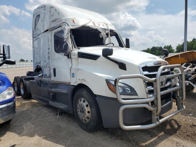  Salvage Freightliner Cascadia 1