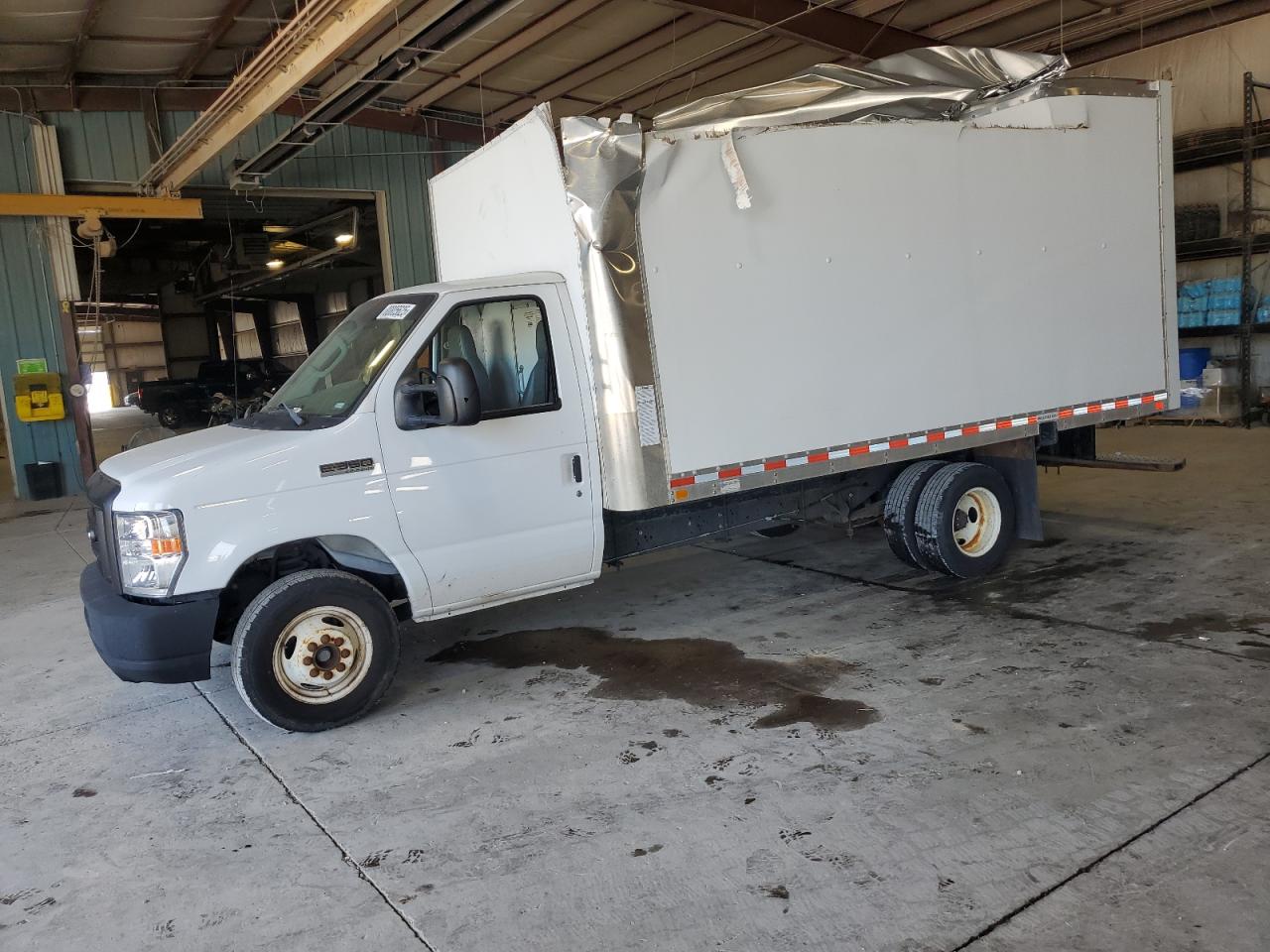 Other E350 4x2 Cutaway Drw E350 Super Duty Cutaway Van Image 1