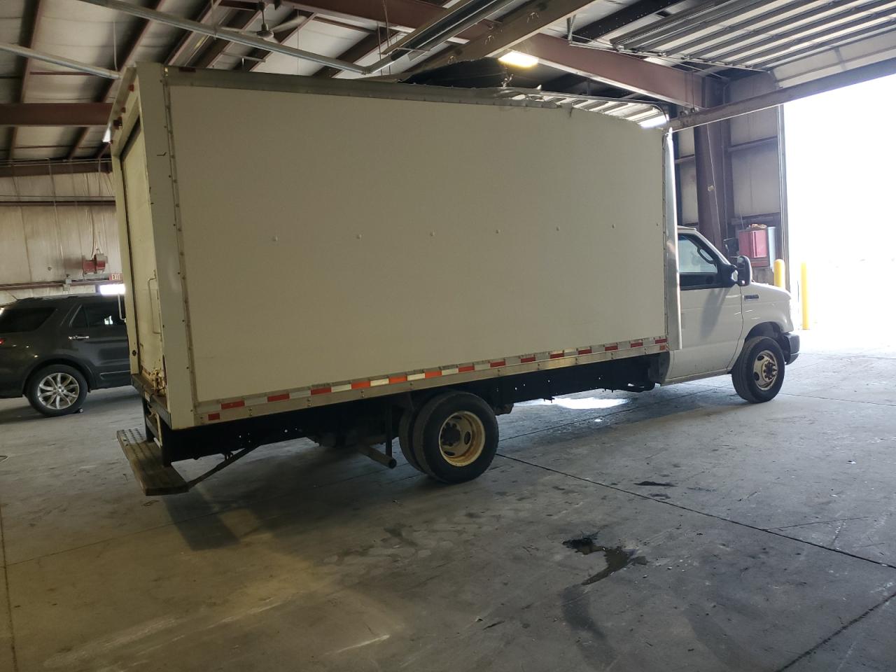 Other E350 4x2 Cutaway Drw E350 Super Duty Cutaway Van Image 2