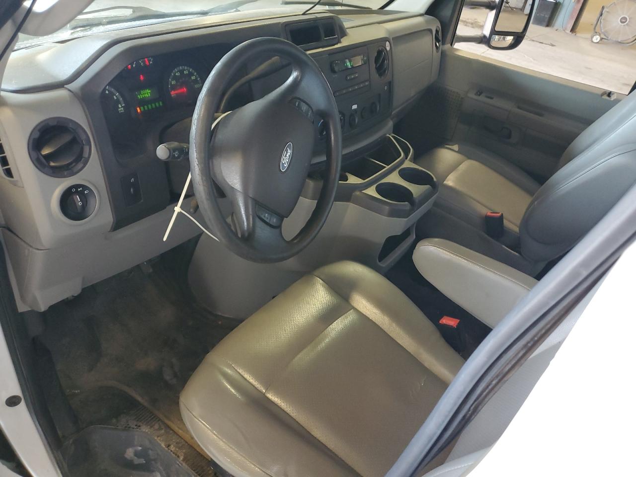 Other E350 4x2 Cutaway Drw E350 Super Duty Cutaway Van Image 9