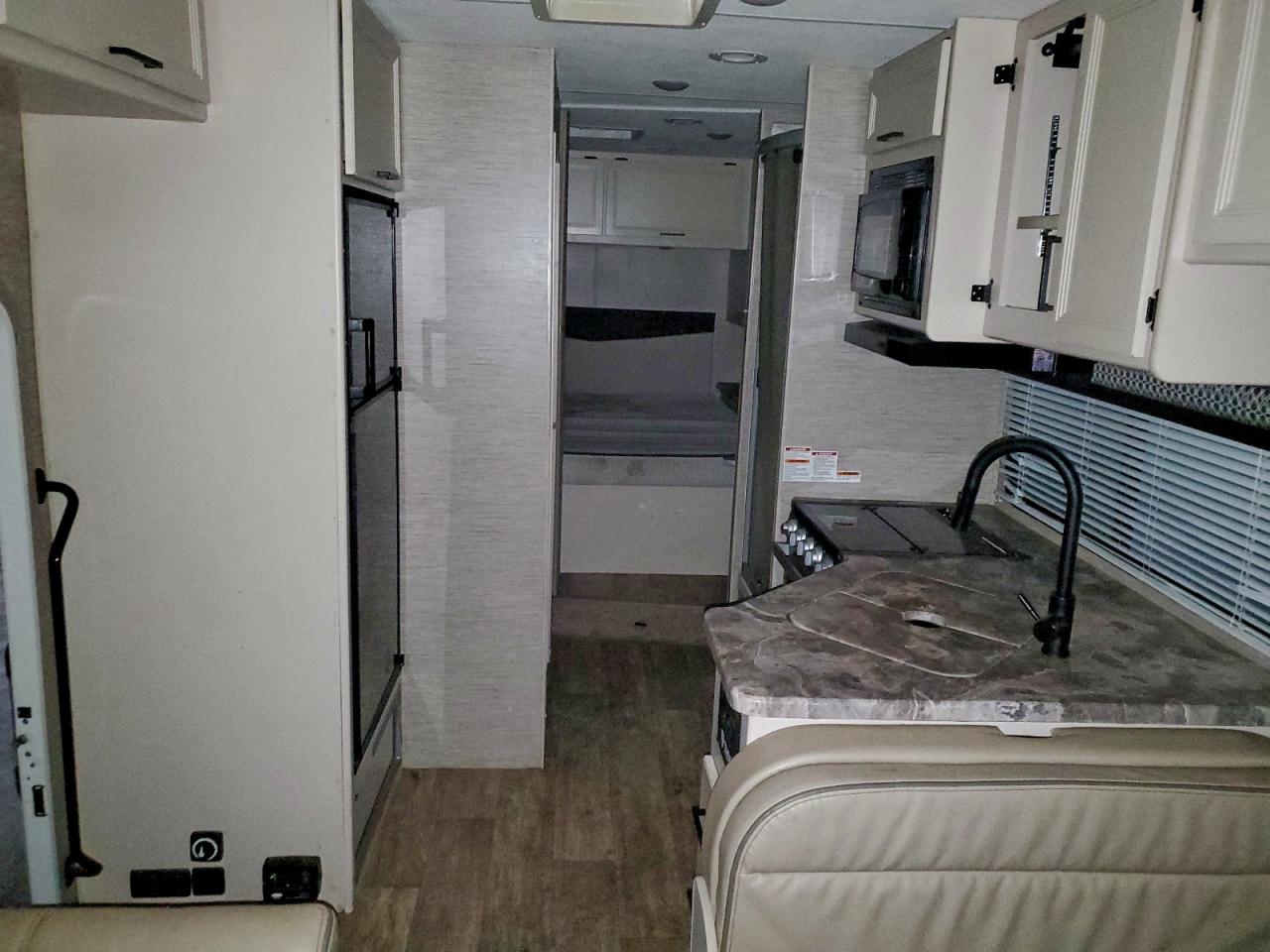 Ford Econoline E450 Super Duty Cutaway Van Image 9