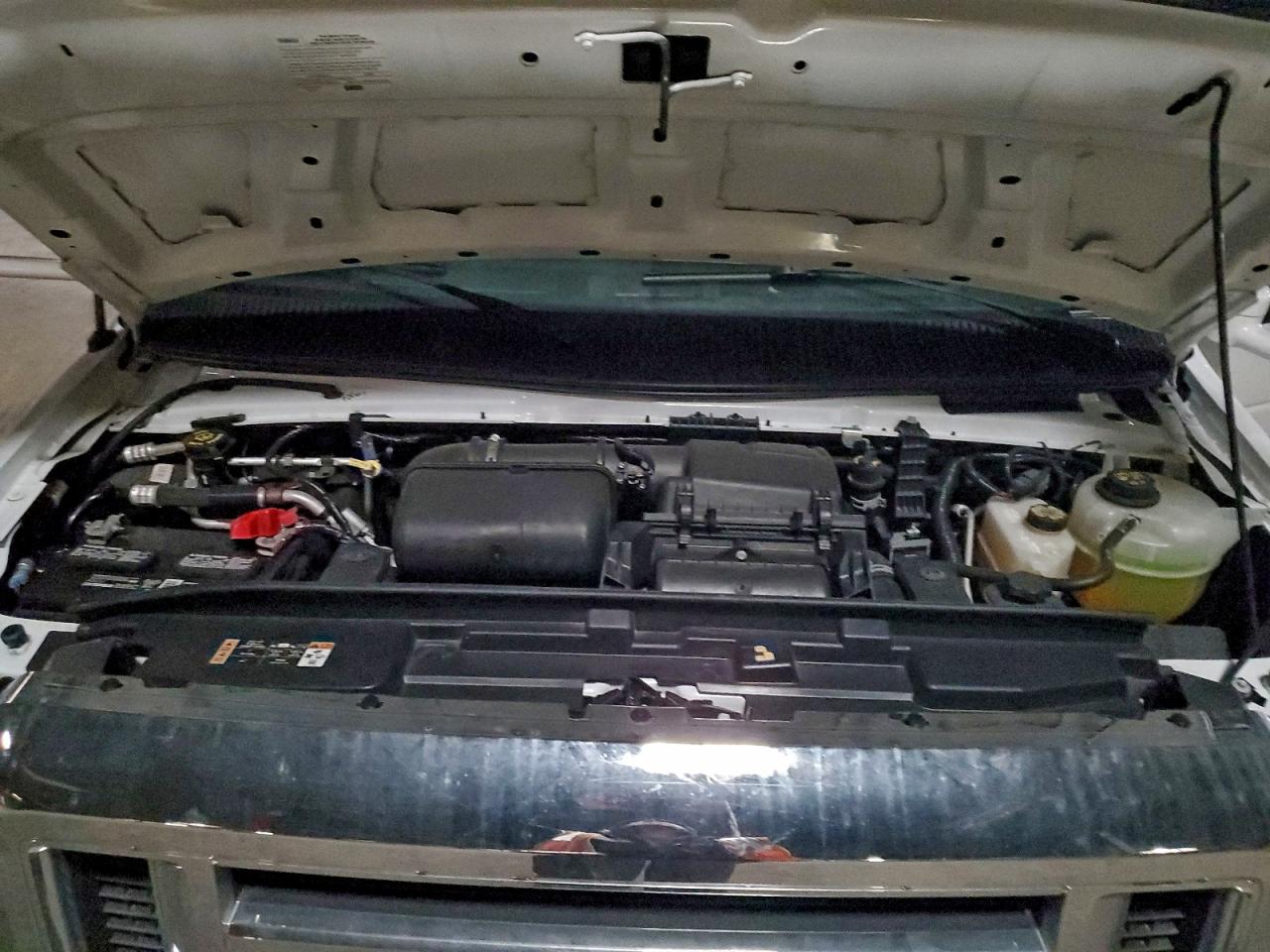 Ford Econoline E450 Super Duty Cutaway Van Image 5